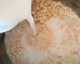 Foto langkah ke 2 dari resep Banana Trail Mix Oatmeal.
