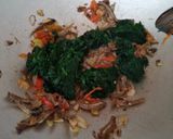 Foto langkah ke 4 dari resep Oseng Daun Pepaya Jepang.
