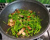 รูปขั้นตอนการทำที่ 2 ของ หมูกรอบผัดหน่อไม้ฝรั่ง#33