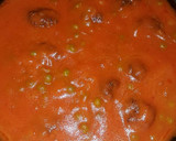 Foto del paso 2 de la receta: Arroz encebollado con albóndigas en salsa de tomate