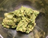 Foto del paso 2 de la receta: Enfrijoladas de aguacate