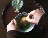 Une image de l'étape 7 de La préparation un bol du Matcha sur la table.
