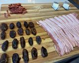 Une image de l'étape 1 de Dattes fumées au chorizo, bacon et fromage à la crème (dessert).