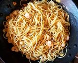 Foto del paso 5 de la receta: Spaguetti con huevo y gambas