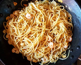 Foto del paso 5 de la receta: Spaguetti con huevo y gambas
