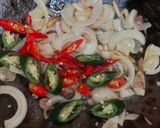 Foto langkah ke 2 dari resep Tumis Daging Sayur Lada Hitam.