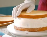 A picture of step 18 of Strawberry Decoration Cake, Chantilly Fraise.
