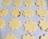 Foto del passaggio 2 della ricetta Frollini con uvetta