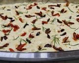 Foto del paso 7 de la receta: Focaccia con tomates secos, romero y olivas negras. Fácil y rápida, sin amasar. 🍅🫒🍞