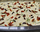 Foto del paso 7 de la receta: Focaccia con tomates secos, romero y olivas negras. Fácil y rápida, sin amasar. 🍅🫒🍞