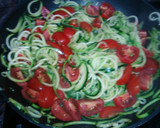 Foto del paso 4 de la receta: Espaguetis de calabacín con salsa de aguacate, albahaca y piñones