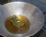 Foto langkah ke 4 dari resep Lele goreng bungkus daun.