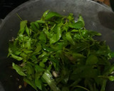 Foto langkah ke 4 dari resep Tumis tongkol daun kemanggi.