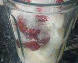A picture of step 2 of Fresh strawberry shake.