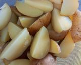 Foto langkah ke 2 dari resep Fried Potatoes Wedges.
