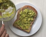 Foto langkah ke 2 dari resep Avocado Toast.