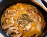 Foto del paso 4 de la receta: Pollo en salsa de cava y estragón con champiñones