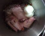 Foto del paso 1 de la receta: Manitas de cerdo en salsa