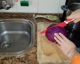 Foto del paso 2 de la receta Lombarda rehogada con manzana piñones y pasas