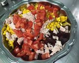 Une image de l'étape 7 de Salade de betteraves et maïs au thon et tomates.