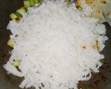Foto langkah ke 3 dari resep Kwetiau Goreng Yummy.