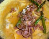 A picture of step 5 of Asparagus, Ham and Blue Cheese omelette.