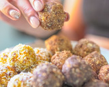 Foto del paso 2 de la receta: Bolitas energéticas 3 versiones con 3 ingredientes