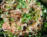 Hình bước làm 3 của món Salad bông chuối, cải mầm ngọt, và cá hồi
