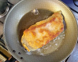Foto del paso 2 de la receta: Milanesa a la napolitana con fritas