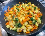 Une image de l'étape 15 de Trio de légumes sautés à l’ail, oignon et persil.