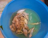 Foto langkah ke 2 dari resep Sayur daun singkong, ikan asin plus pete.