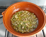 Foto del paso 2 de la receta: Habitas con ajos lomo y longaniza