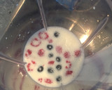 Foto del paso 1 de la receta: Smoothie de frutos rojos y pera