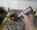 Foto del paso 4 de la receta: Bombones de chocolate blanco con relleno de ganache de naranja
