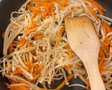 Hình bước làm 3 của món Cà rốt và enoki Xào Shirodashi (Carrot and enoki Stir-fry with Shirodashi)
