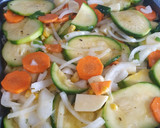 Foto del paso 1 de la receta: Tortilla de vegetales con salsa blanca🧅🌽🌿🥕🥔 🍽 🍳