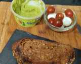 Foto del paso 1 de la receta: Tosta con guacamole, cherry y huevo de codorniz