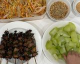 Hình bước làm 2 của món Cơm nhà với vai heo nướng lá móc mật, nộm sứa xoài xanh đu đủ cà rốt giò lụa, su su chấm muối vừng
