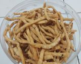 Foto langkah ke 5 dari resep Stik Bawang Renyah Tanpa Cetakan.