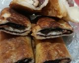 Foto langkah ke 4 dari resep Roti tawar gulung isi glaze coklat dan salad.