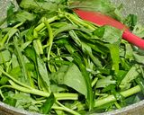 Foto langkah ke 2 dari resep Cah Kangkung Telur Puyuh.