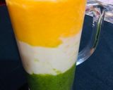 A picture of step 4 of Yakult Tri-Colour Smoothie.