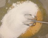 Une image de l'étape 3 de Beignets fourrés à la crèmes pâtissière et saupoudrés de pralines roses.