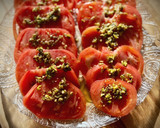 Foto del paso 3 de la receta: Ensalada de tomate corazón de buey con vinagreta de pistachos