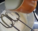 Foto del paso 1 de la receta: Bizcochuelo esponjoso con pera y pasas sin manteca
