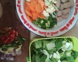 Foto langkah ke 2 dari resep Tumis Campur Saus Tiram.