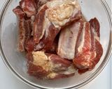 A picture of step 1 of Braised Pork Ribs with Onions.