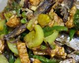 Foto langkah ke 7 dari resep Ikan Asin Tamban Tumis Cabe Ijo.