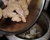 A picture of step 1 of Spicy hot and sour chicken soup.