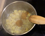 Foto del paso 2 de la receta: Sopa de curry y manzana, espárragos, huevo poché y bacon